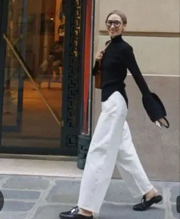 ELLIE 플레어 슬리브 터틀 니트 BLACK