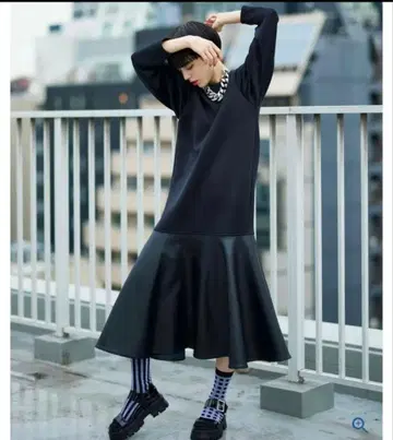 나르시스 본딩 가죽 원피스