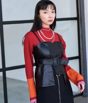 Hare 스트라이프 배색 에비수 체스트 탑 베스트 블랙