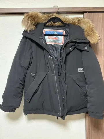 퍼스트 다운 다운 자켓 블랙 후드 부착