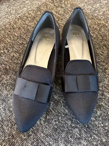 리본 포함 블랙 패브릭 펌프스