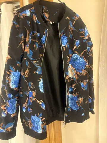 꽃무늬 블랙 점퍼 M 사이즈