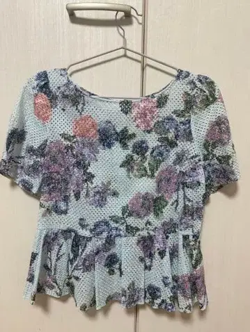 꽃무늬 프릴이 달린 반팔 튜닉