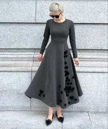 그레이 플라워 자수 롱 니트 원피스