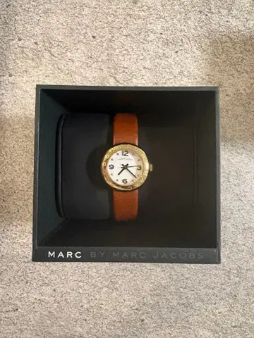 MARC BY MARC JACOBS 손목시계