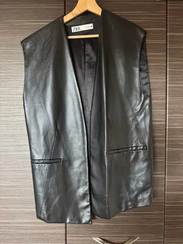 Zara 블랙 가죽 베스트 노카라