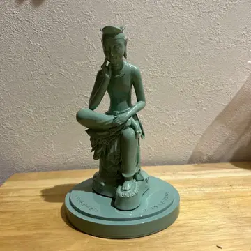 BTS 반가사유상의 미니어처 불상