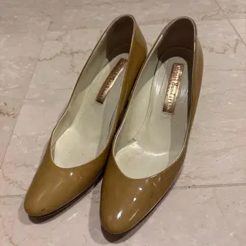 [ Rupert Sanderson ] 베이지 스틸레토 하이힐