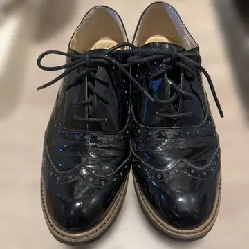 enchanted 천연 가죽 에나멜 윙팁 신발