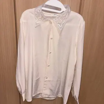 아이보리 자수 긴팔 셔츠