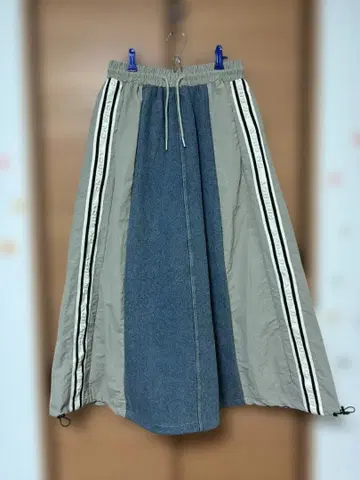 스트라이프 이소재 디자인 롱 스커트