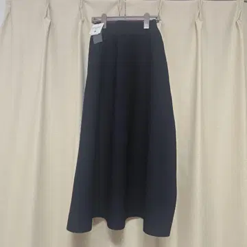 [택 포함 미사용] PLST 홀 가먼트 서큘러 니트 스커트 (기장 짧음)