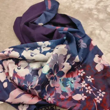 세련된 코몬 꽃무늬 실크와 캐시미어의 스톨