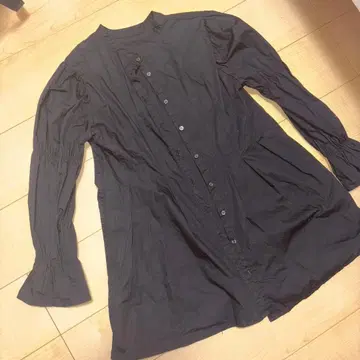 Heather 블랙 버튼업 셔츠 프릴 소매