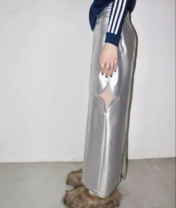 메탈릭 실버 타이트 스커트 사이드 컷 아웃 musubore