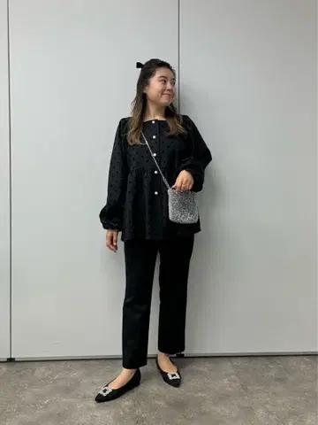 프로즈 베일 플로키 도트 펄 버튼 페플럼 블라우스