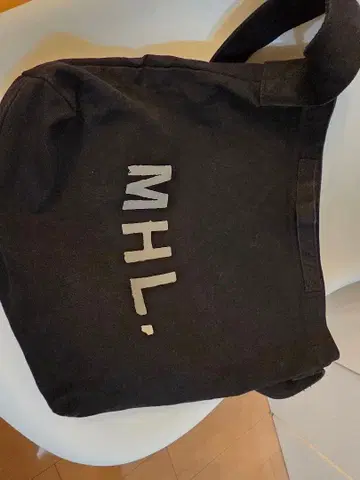MHL. 블랙 숄더백 캔버스