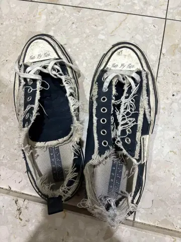 VESSEL 데미지 가공 블랙 통굽 스니커즈