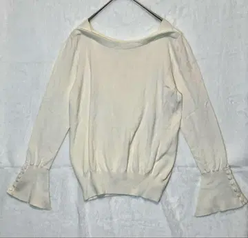 BEAMS HEART 오프숄더 화이트 니트 스웨터