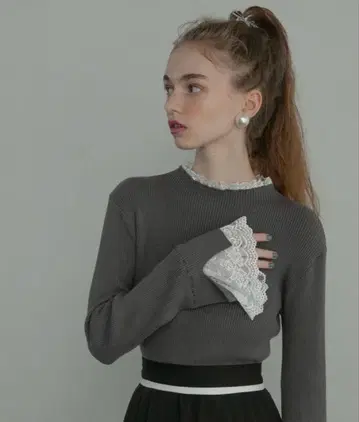 레이스 프릴 도킹 하이넥 리브 니트 풀오버