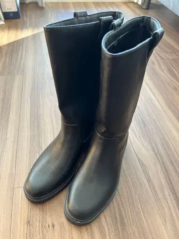 [미사용 새상품] 유니클로 컴필터치 미들 부츠 블랙 24cm