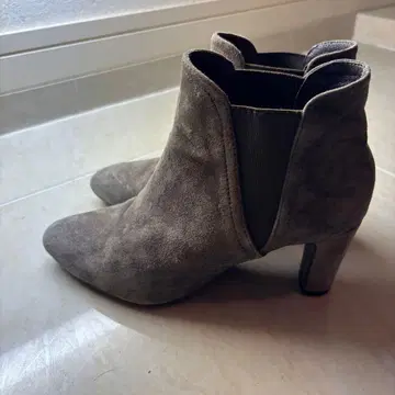 그레이 스웨이드 앵클부츠