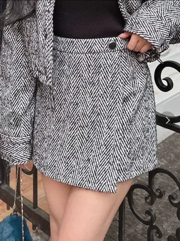 RESEXXY 리젝시 헤링본 랩 치마바지 블랙