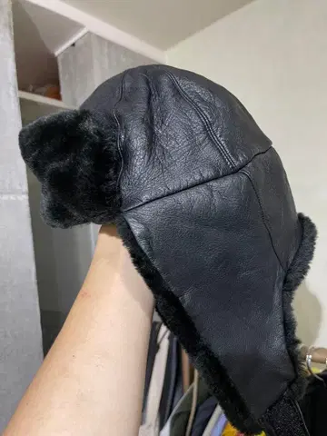 블랙 가죽 플라이트 캡 귀도리 포함