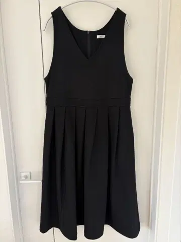 ina 슬리브리스 블랙 원피스