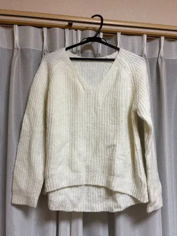 화이트 V넥 니트 스웨터