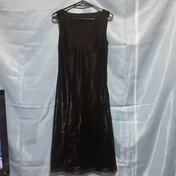 블랙 슬리브리스 무릎 기장 원피스