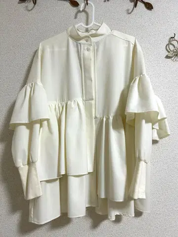 ICHI-PERCENT 26,400엔 프릴 달린 아이보리 계열 블라우스