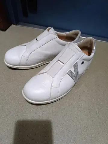 화이트 가죽 슬립온 스니커즈 핀 컴포트