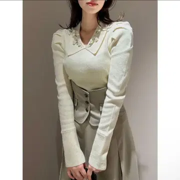 니트 오너먼트 칼라 리브 상의 더즈린 긴팔 니트 아이보리