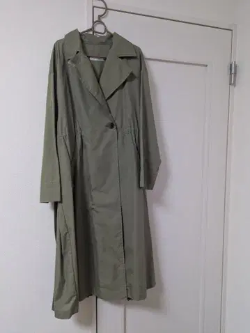 올리브 그린 트렌치코트