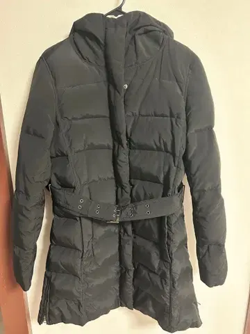 블랙 다운 코트 후드 부착 벨트 부착