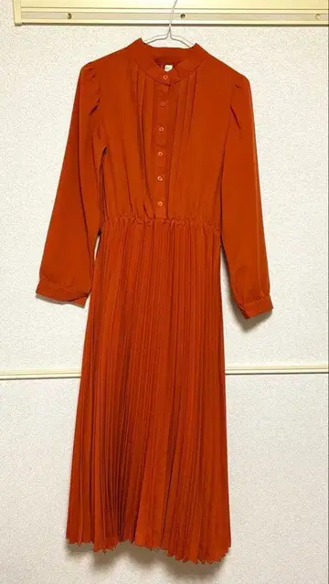 오렌지 플리츠 긴팔 원피스