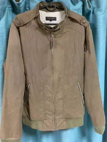 올리브색 밀리터리 스타일 점퍼