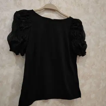 이번 시즌 셀퓨처 블랙 퍼프 슬리브 T셔츠