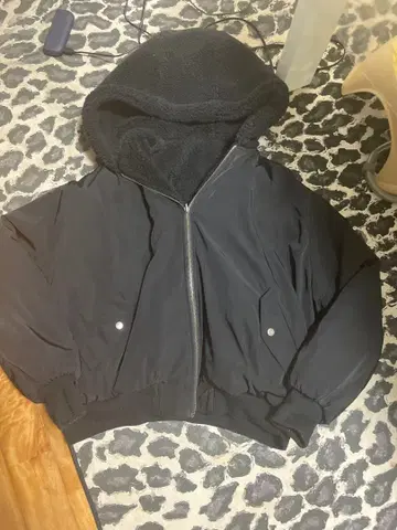 후드 부착 블랙 봄버 자켓