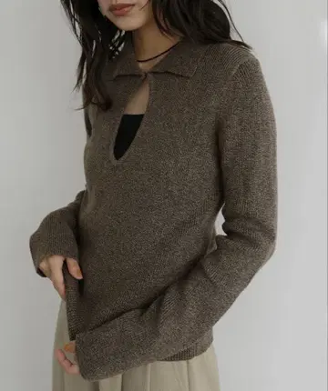 옷깃 달린 키넥 니트 풀오버 hellam