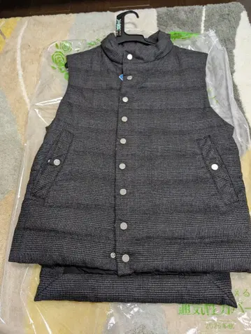 그레이 계열 체크 무늬 다운 베스트