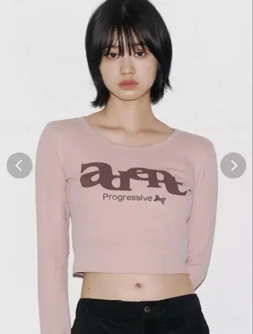 EMODA 로고 패치 크롭 롱 슬리브 T셔츠