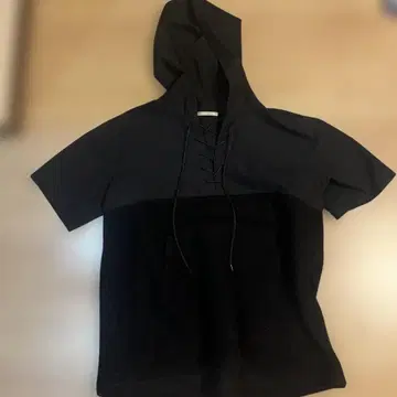 DISCOVERED 후드 부착 숏 슬리브