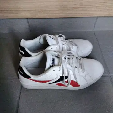 리복 화이트/레드/블랙 스니커즈