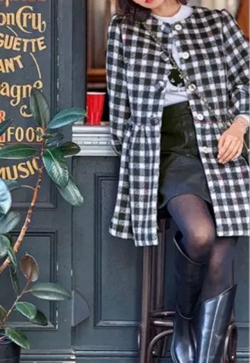 Chesty 체크 무늬 노카라 플레어 코트