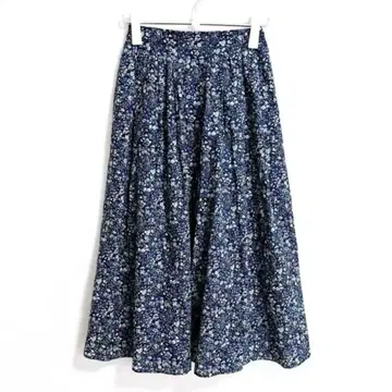 [쓰리쿼터] 리버티 꽃무늬 화이트 타나론 플레어 스커트