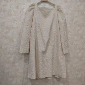 크림색 긴팔 A라인 원피스