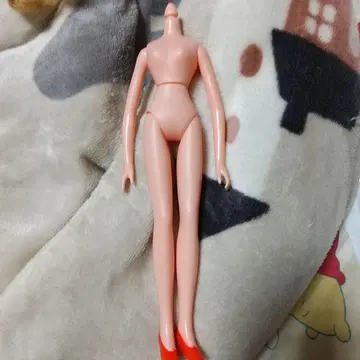 머리가 없는 스킨 컬러 인형, 빨간색 신발 포함