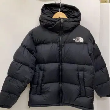 THE NORTH FACE 블랙 다운 자켓 착용 사진 있음